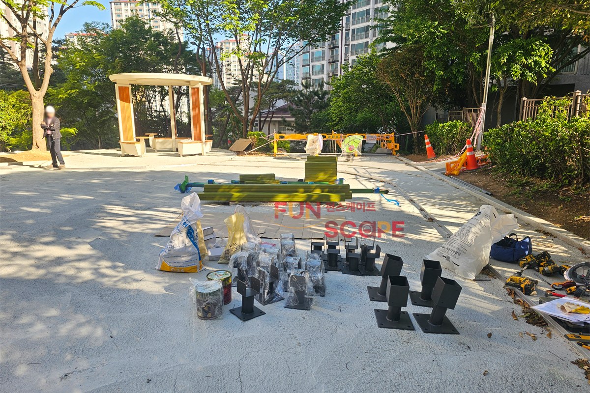 부산 해운대구 새싹공원에 설치된 목재일반휀스형 그네 전경