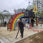 어린이놀이시설 탄성포장재 FUN-95 포설 작업 모습