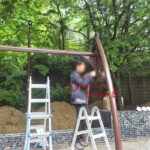 어린이공원 리모델링 현장의 놀이기구 설치 전경